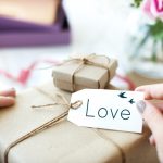 Cose da non regalare: 8 oggetti da evitare, tra galateo e superstizioni